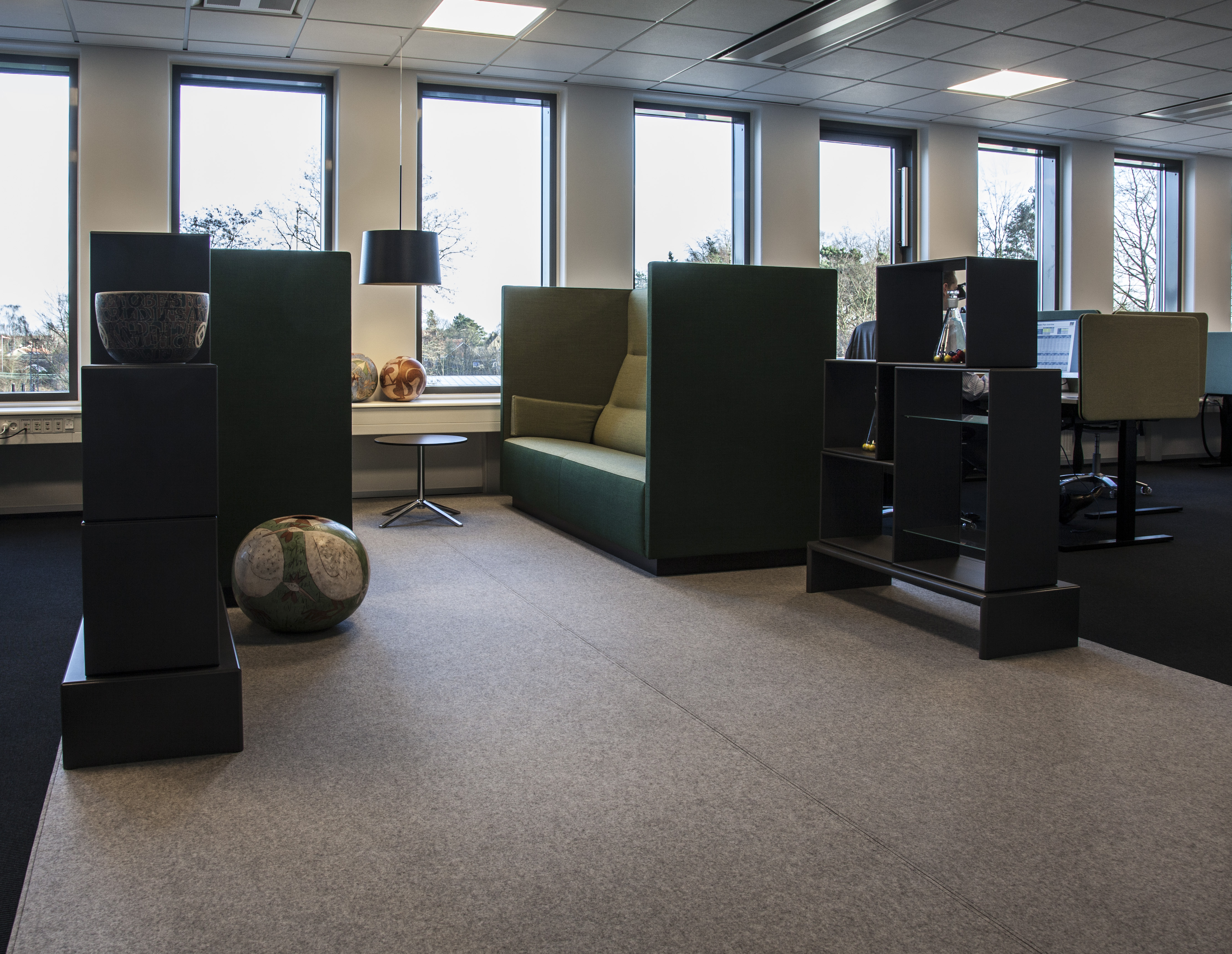 gråt filttæppe under samtalemøbler